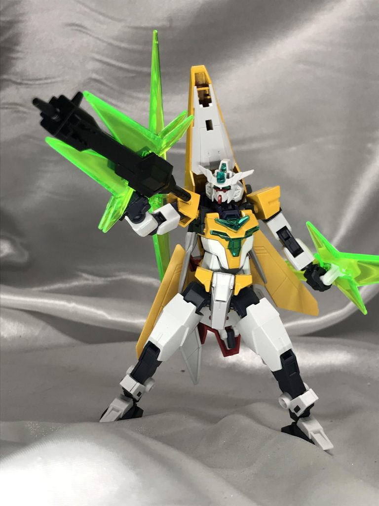 武器はうぃにんぐふみなの装備をまんま転用。余った武器は背中に装備可能にしています。ライフルはビーム刃をつけてジュッテ付きライフル風に。