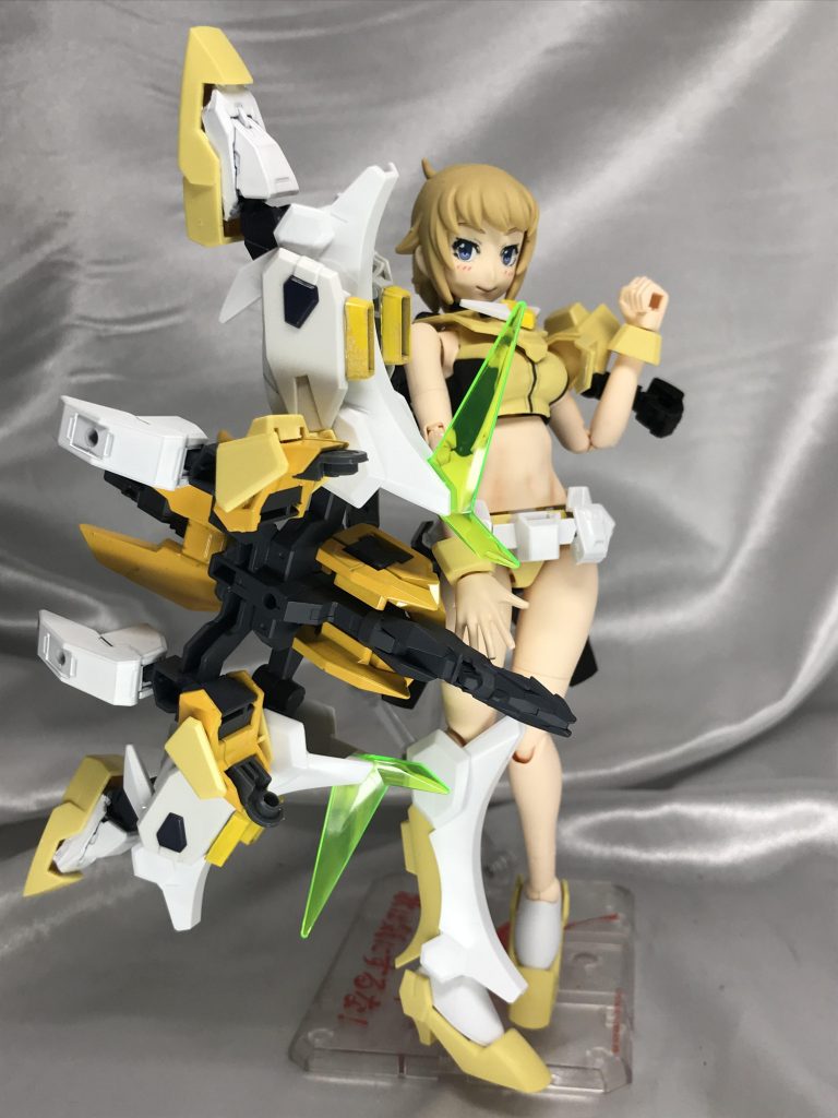 そしてこちらはプラネッツネストふみな。うぃにんぐふみなから装備を一部使用しアシンメトリーな装備に。アーマーを一基装備できる用のアームを装備し、戦闘中装備を渡したり改修したりします。プラネッツシステムみたいに一気に着込む感じではなく、説明が難しいですが、装備が一つずつ飛んできてガチャガチャくっついてく感じ。(アイアンマンのハルクバスターや、後期アイアンマンの単独で装備が飛んでくるイメージ)