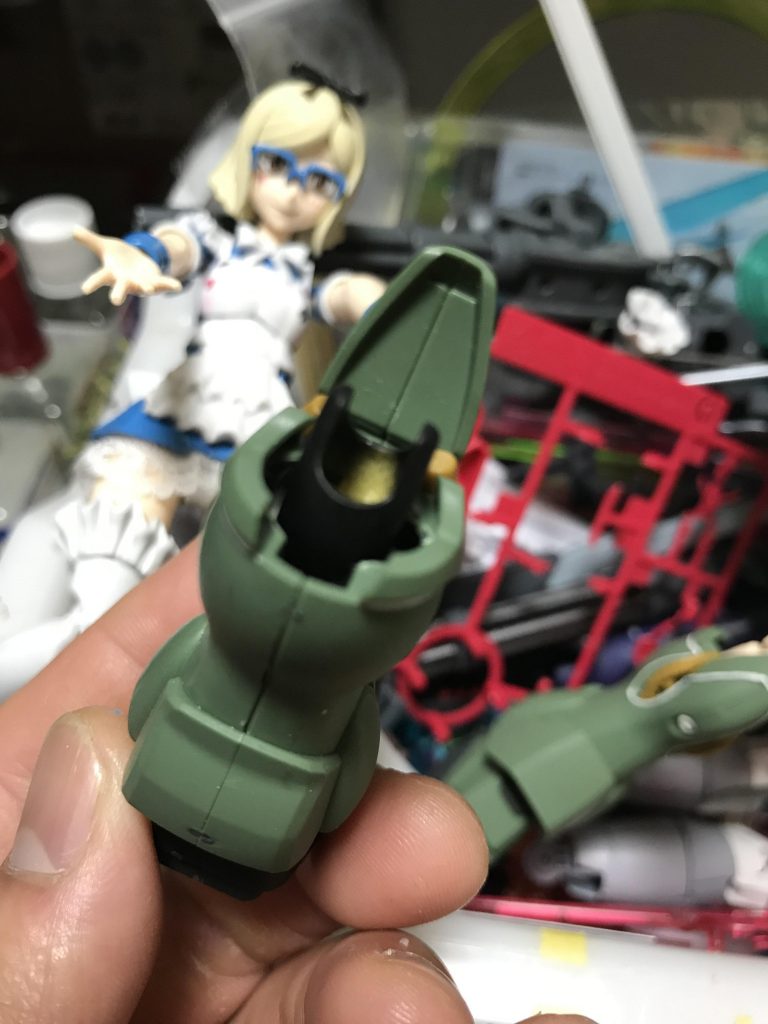 ちょっとユーラヴェンアヤメさんと関係ないのですが、膝の接続方法はこんな感じ。膝の受けをMS足に埋め込んで接着して、そこから接続してます。少女側の膝関節を活かした、ブーツをはかせているようなイメージです。MS足に絶即してる関節の受けをどこまで埋め込むかで、足の長さを調節してます。大変わかりづらい画像ですが、参考になれば幸いです。