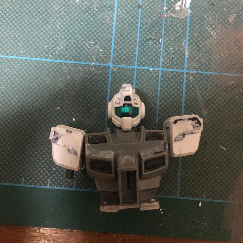 ジム本体は首の付け根を1~2mm程度延長、腰にプラ板を挟んで3mm程度延長。肩の位置を右肩から左肩ぐらいの高さに付け替え、ジム特有のひ弱なイメージから細マッチョなイケメンを目指しました。