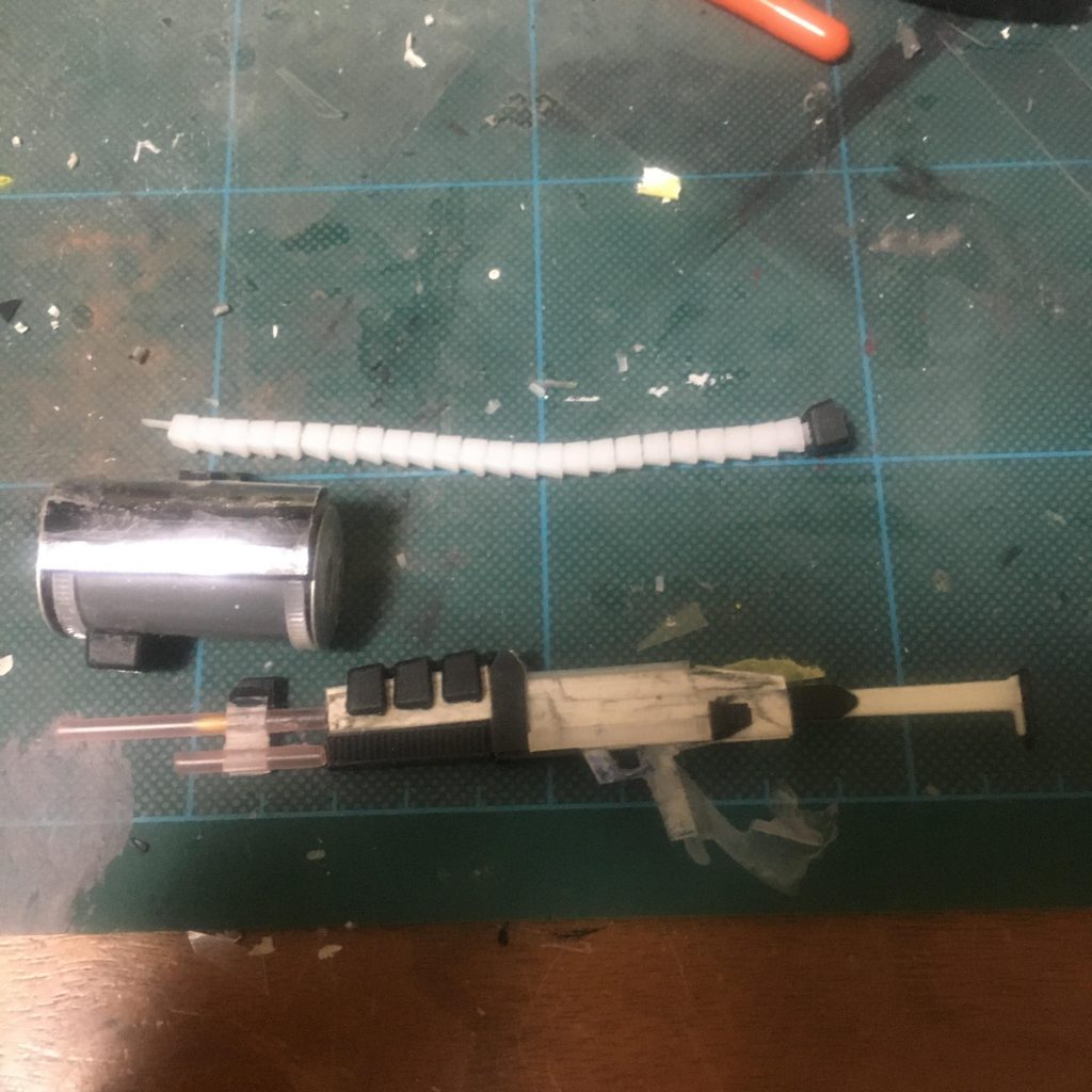 自作マシンガンの製作。給弾ベルトはインシュロック(結束バンド)をつなげてそれらしく…。実は銃身のギザギザもインシュロックを貼り付けたりしてます。インシュロックはコスパ最強のディティールアップパーツ。