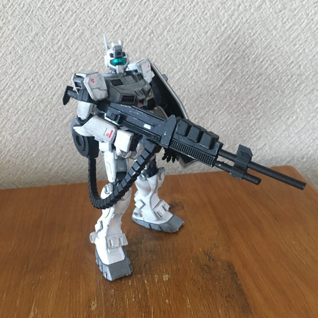 かなり大掛かりなマシンガンです。新人パイロットなので大味な武器が好きなんでしょうね。実在の物を参考にしたのに、全然別の物になる不思議……てか、これむしろスナイパーライフルぽいよね!?