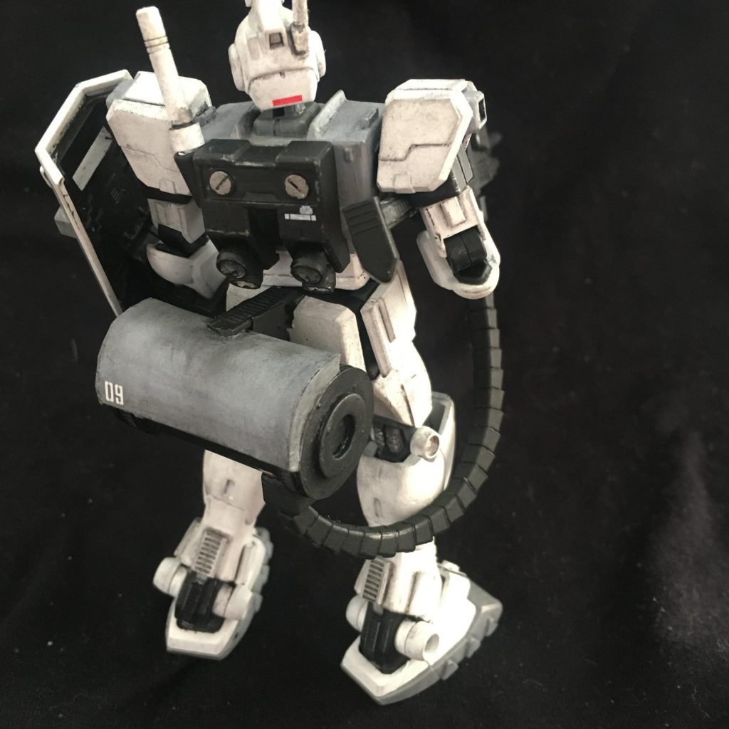 お尻の円筒が給弾用の弾倉という設定。作った後に気づいたんですが、これだとバーニアの噴射が思いっきり干渉するんじゃね?