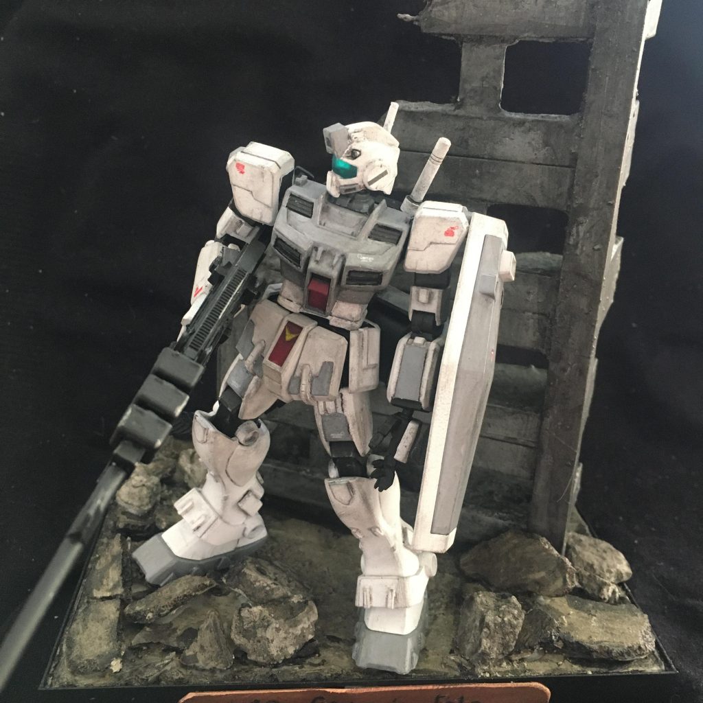 本体はプラ板等でディティールアップを行い、メイン武装に自作の給弾式マシンガンを装備させました。背景のジオラマが全然寒冷地じゃなくてスミマセン…。(昔作ってたニューヤーク)