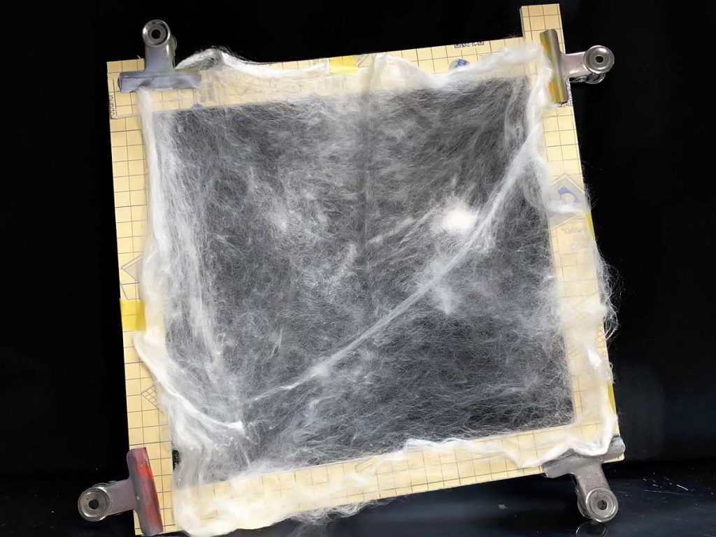 マスキングはこのように市販の「真綿」をラッカークリアーでコートしたものを使っています。