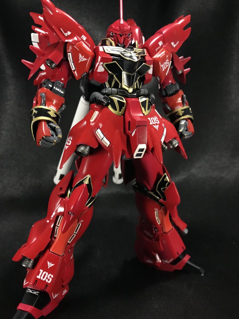 今回はエアブラシを使って初めて塗装しました!そのために事前にいろんな赤色の塗料を買い、プラスチックのスプーンで試し吹きしてたんですが、このいちごが個人的にドンピシャの色味だったのでメインの赤で使わせていただきました! 「見せてもらおうか、タミヤのいちご(♡)の性能とやらを・・っ!」