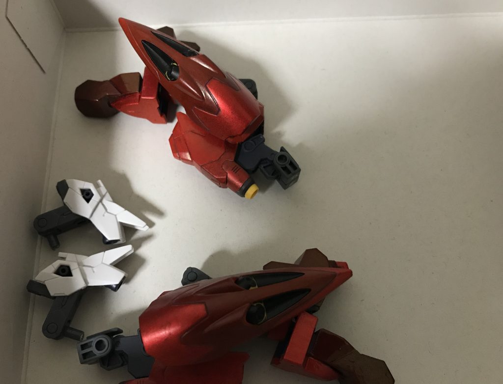 閲覧していただきありがとうございます。今回は今年初の新作ガンプラの紹介でした。ベースはヴルードとほぼ同じですが、今回はhgbd:rダブルリベイクライフルを追加し、腰巻ローブのように装備させているほか同じパーツでも配置を変更したりしています。色はロイヤルメタレッドとガンダムレッドを使用し、ヴルードよりも強い色合いの見た目にしています。今回は「未完成機」としての投稿ですが、後々「完成機」として投稿するつもりです。 それでは、待ち遠しくても、待て!