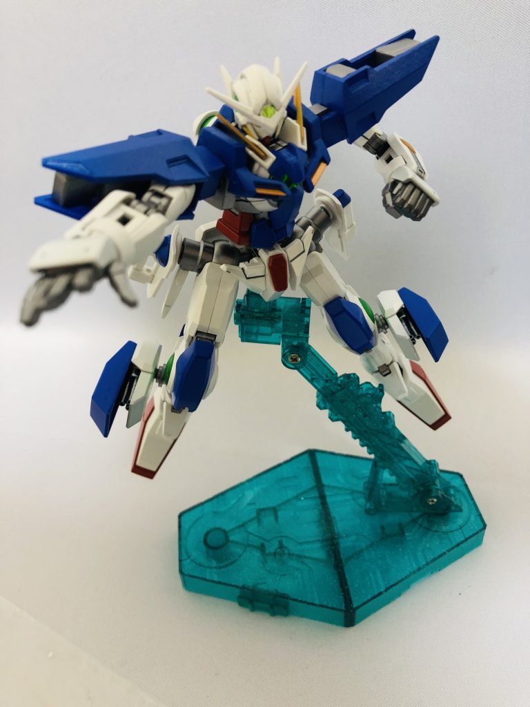 GNガトリングガンポッド(x2)脚部にマウントされたビームガトリング砲。格闘攻撃を警戒して及び腰になる敵機を数多く仕留めた、本機の隠れた主力兵装。足を止めずに射撃が可能で、格闘攻撃からの射撃派生にも多用される。