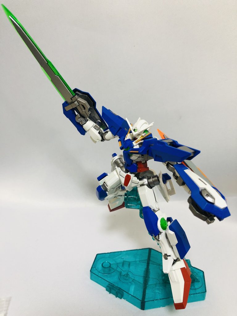 GNソード改(x2)実体剣とビームライフルを複合した主力兵装。左腕にも同じ装備を増設しているが、これは格闘よりもライフルモード時の射角と射撃レートの増強を念頭に置いた改修である。結果として機体の重量バランスも左右対称となり、癖の少ない機動が可能となった。