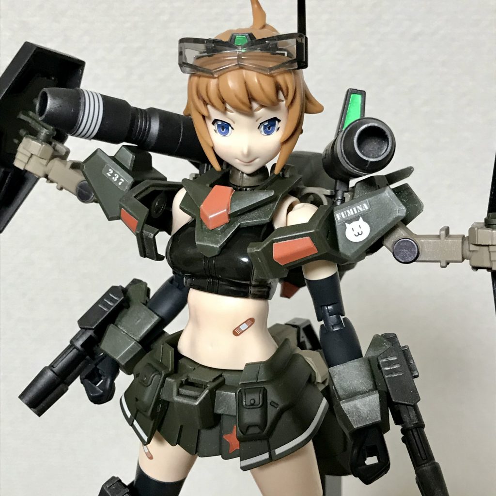 装甲と武装を組んで全体完成直後の図。軽くシルバーでウェザリングしてツヤ消しトップコートです。めちゃめちゃカッコいい!(^^)