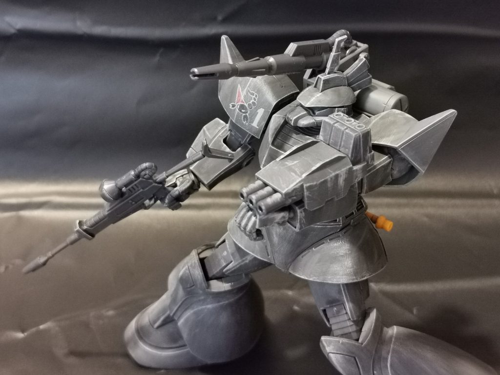 イラストだと左腕にも装備はありませんでしたが寂しかったのでミサイルランチャーが装備してあります。