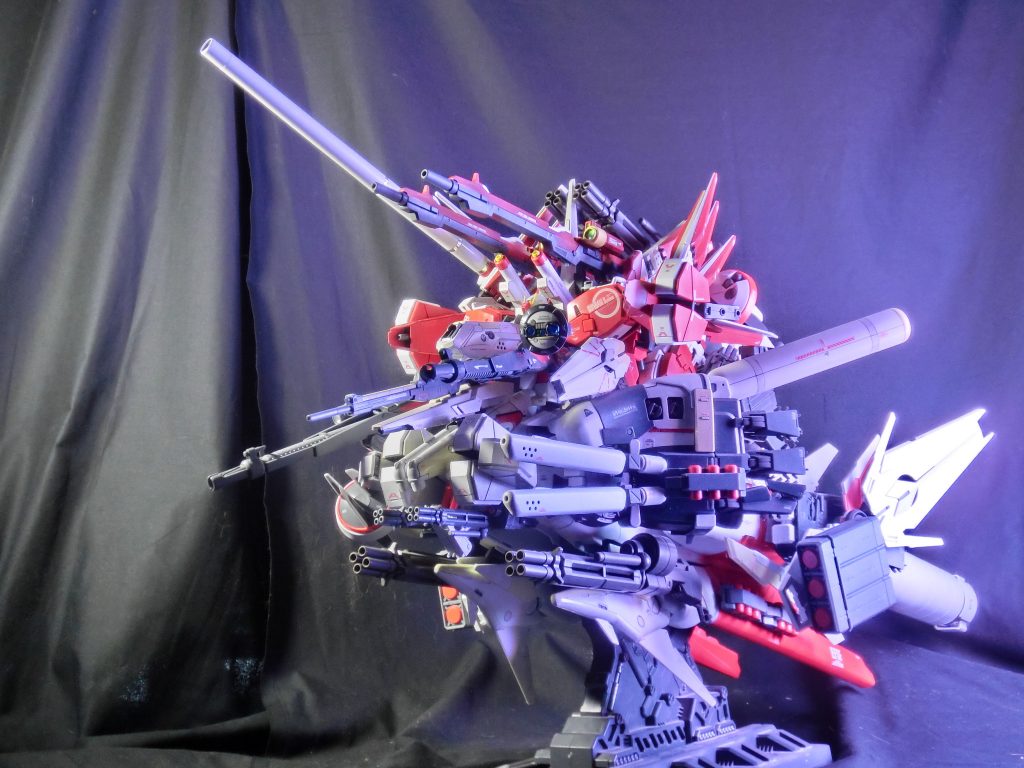 単機での拠点制圧を目的に全身武器庫と化しているまた、制御がややこしくなっているために復座敷でありジャバウォックユニット本体にもコクピットがある(見えなくなってしまった)