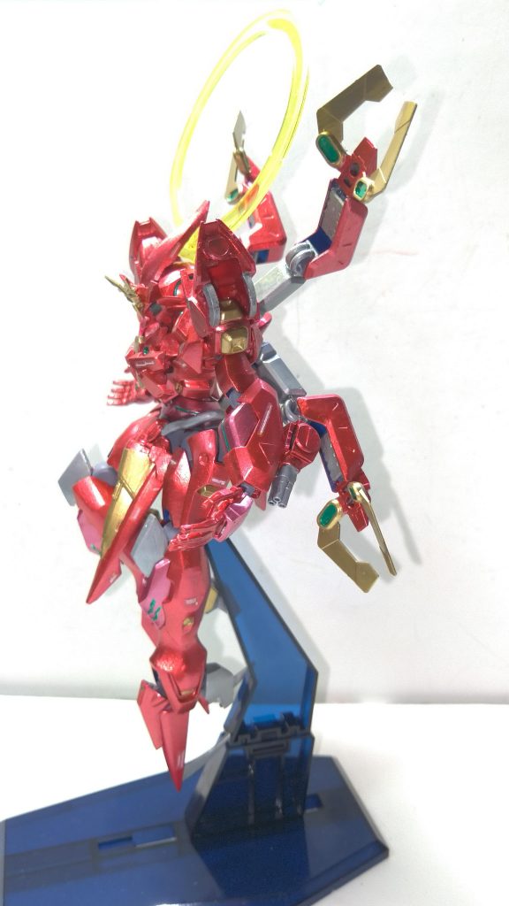 サイドオービタルフレームの特徴的な股関部の操縦席左腕には射撃用のユニットを装着