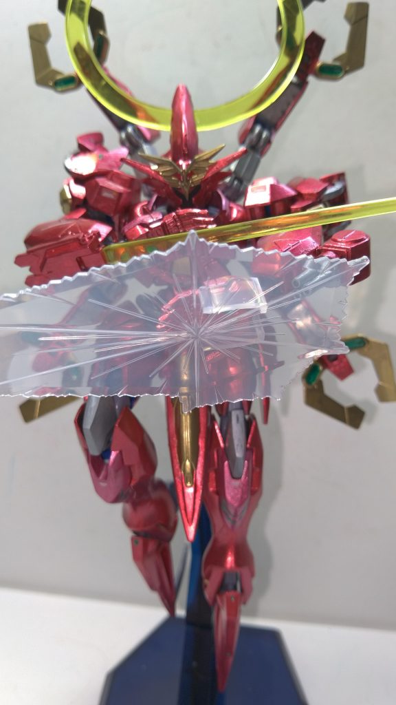 右腕にはレーザーブレードを展開し、手からはビームバリアも展開可能