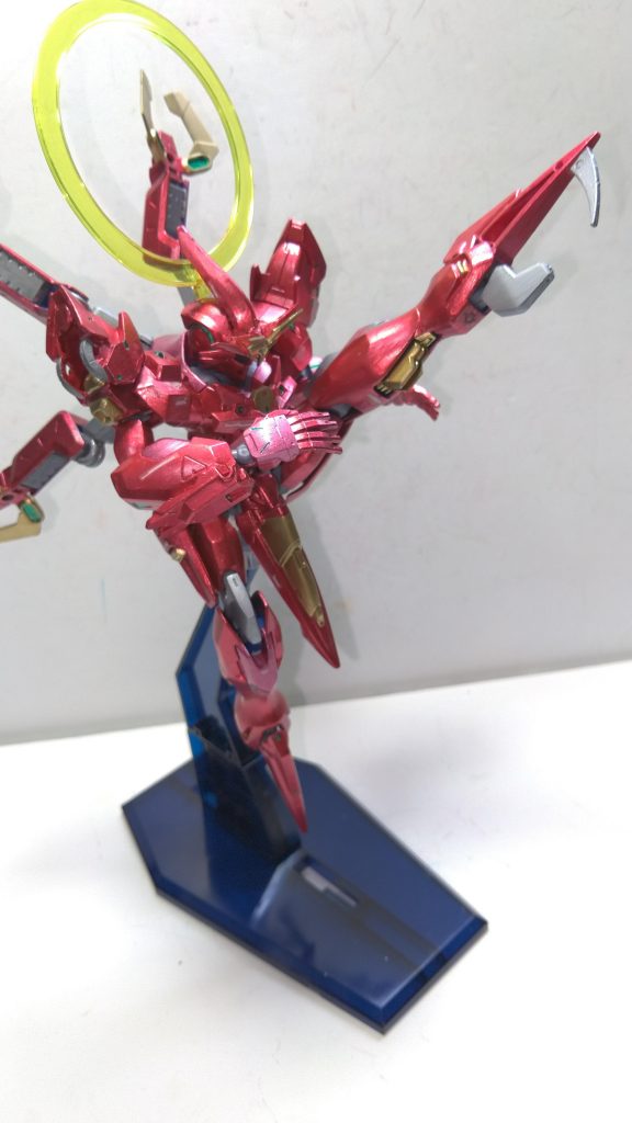 両足裏には鎌のような実剣を装着