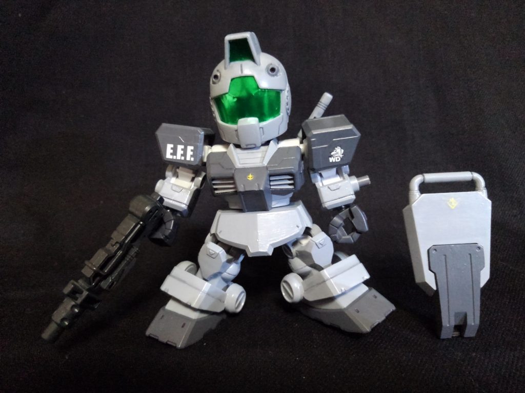 シールドの接続についてですが、SDCSガンダムのパーツを使えば持つことはできるのですが、プラプラする感じがするので、ランナーをカットして接続軸を作りました。ただ、つけているだけなので、着脱可能です。