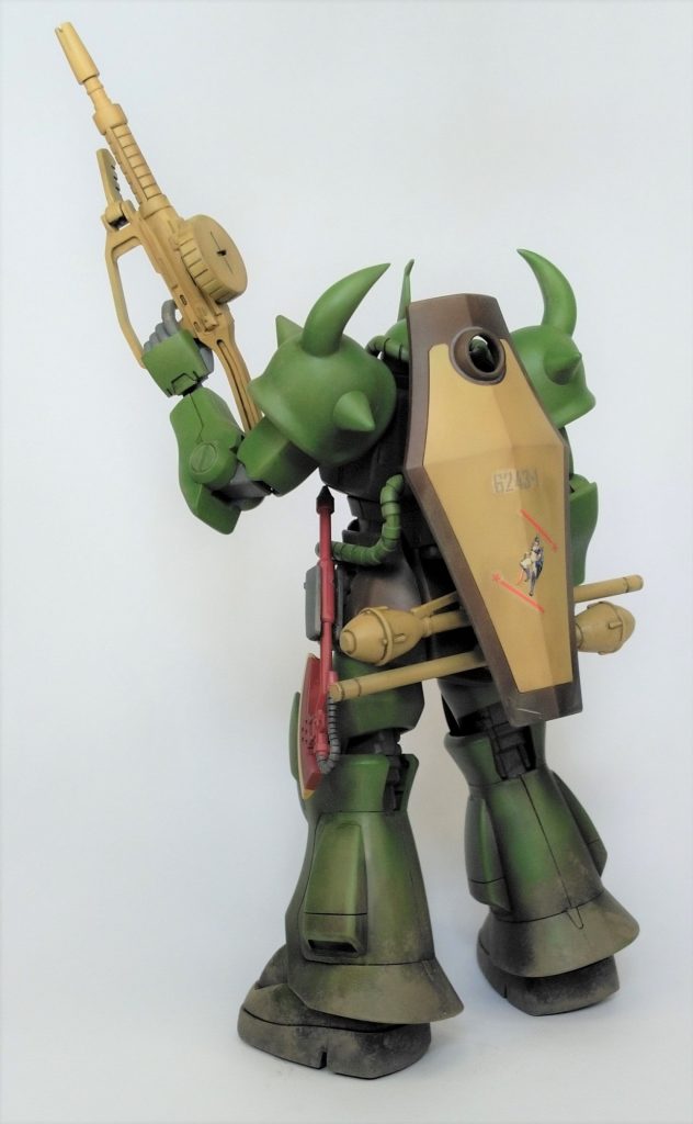 敵地に飛び込むので、シールドを背負って防御力アップです。陣地攻撃のためにファウストも装備しています。