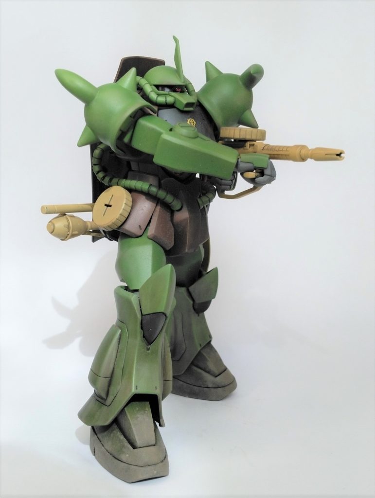 ザクマシンガンは両手構えが映えます。旧キットでは叶わぬ夢でした。