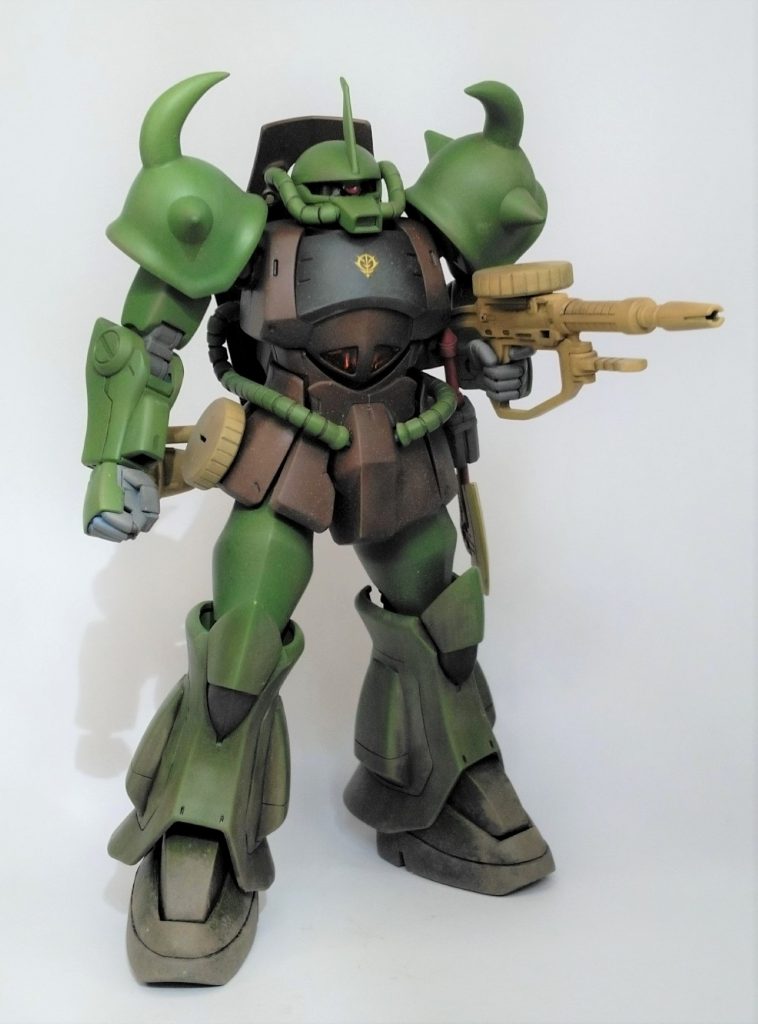 泥濘地を踏破してきたのか、足元は泥だらけです。上半身も激しい戦闘でうっすら砂や泥をかぶっています。