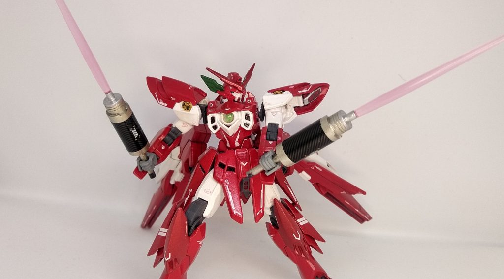 マフラーロングサーベル マフラーの形をした追加武装であり先端からサーベルを発生させることができる。もちろんマフラーとしての機能は無いがカーボン調の場所には爆薬が入っておりハンドグレネードとして使用できる。