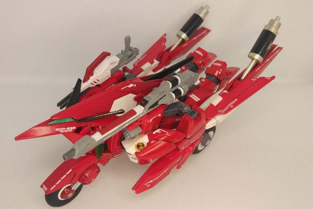 メテオホッパーモード リベルタから特に変更点は無いが、タイヤがビームタイヤからゴムタイヤになっておりグリップ力が上がっている。