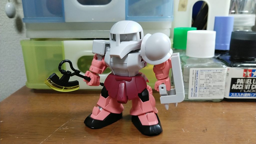 ザクの頭と胴体、肩を変えて、色かえのみ。色はグリーンとインディブルー、グレー。