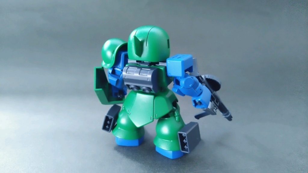 背面から。脚にはミサイルポッド装着。