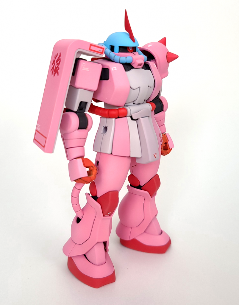 デカールは予定になかったのですが、墨入れ中に思ったより表面にディテールが少ないことに気づき、パーツ毎の形状、全体のシルエットで見せるキットだと気づいた段階で、ついでに練習しようと少しだけ追加しました。思ったより作業量に対しての効果が大きく、やりすぎに気をつければ完成度を高めるのに非常に有効だと感じました。