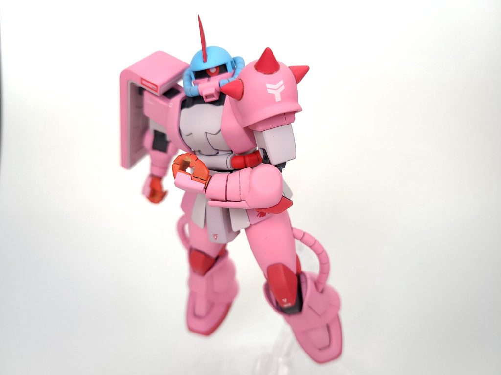 HGUC シャア専用ザクⅡ使用、Youtubeその他で活動中のもふもふ系Vtuber、ルプス・レフティ君専用機です。もともとは先日導入したコンプレッサーを使うための習作として製作を始めました。そのためザク本体は素組み状態、デザイン上気になる部分のみ合わせ目消し、角などのシャープ化、一部プラモ的C面に違和感がある部分のエッジ変更などの基本工作のみ行っています。