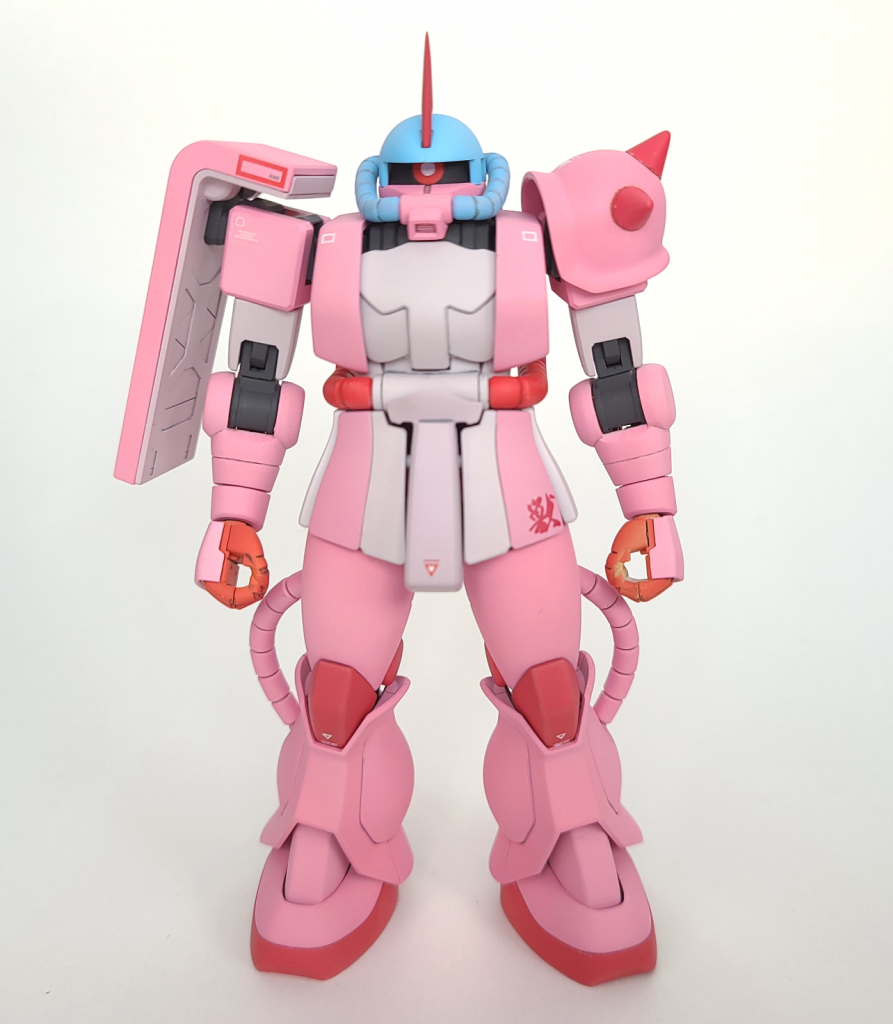 塗装については、メインカラーのピンクはMr.カラー ピンク赤は、Mr.カラー モンザレッドに、ガイア純色マゼンタと白を追加したもの(一部ランドセルはモンザレッド単色)白部分は、白にピンクと純色マゼンタを少量加えたもの頭部水色は、白+ガイア純色シアンを混ぜたものフレームは、ガイア フロストマットブラックで塗装しています。墨入れは各色ベースに合わせブラウン系、グレー系を使用しています。