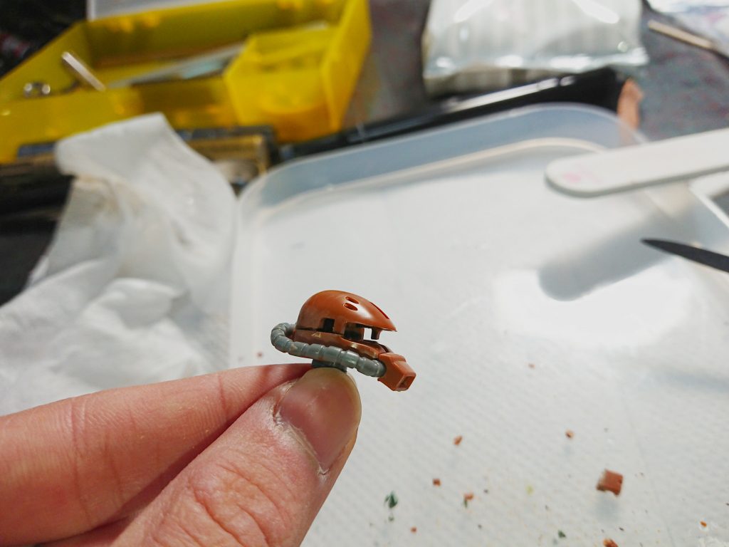 頭は縦に1mm縮めて最近のキット風に...お前イケメンやなぁ...モノアイは、100均の「キラキラストーンシール」に変更。