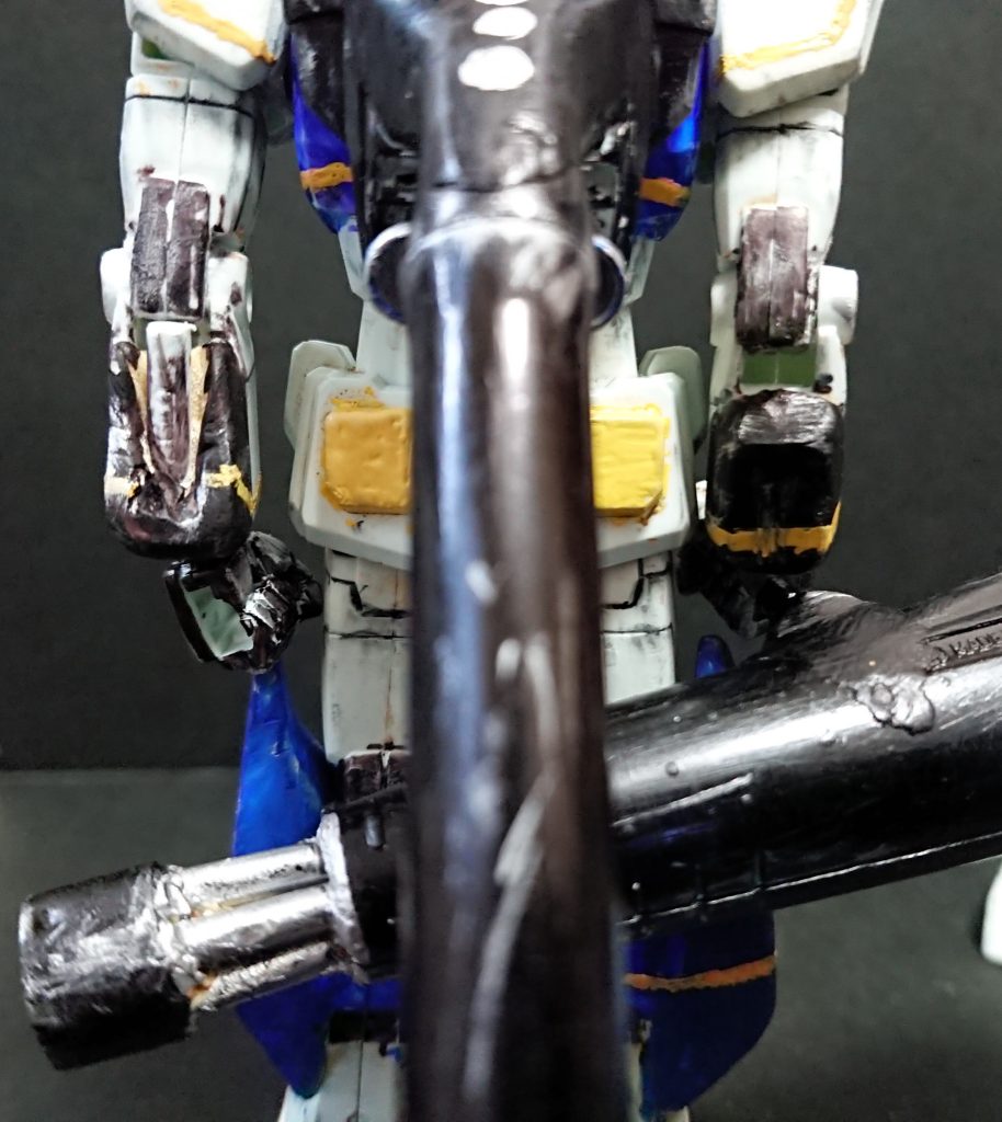 背面。腕の黒い部分、脚外側のモッコリした所、プロペラントタンク接続部、ランチャーの色々な接着にはエポキシパテを使っています。これも100均で買えます。左腕の裏側はν(ニュー)ガンダム風に。