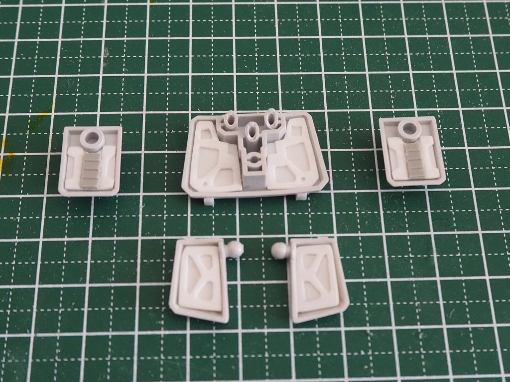 アーマー裏に裏打ちパーツ作りました。完成するとほとんど見えないので自己満パーツですね。