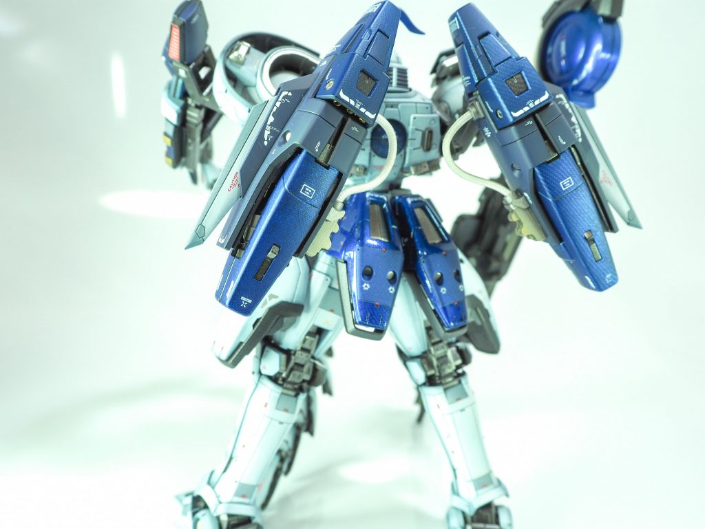 バックパックはカーボン素材を多用し軽量化を図っているという設定でカーボン塗装を各所に施しました。