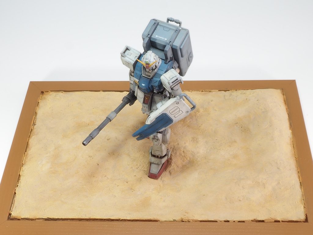 撮影用にベースも作りました。ベースは100均のフォトフレーム、紙粘土で地面を作ってタミヤの情景テクスチャーペイントを塗りつけウェザリングカラーで陰影をつけてみました。テクスチャーペイント素晴らしいです!コレを塗るだけで紙粘土が砂漠になります。