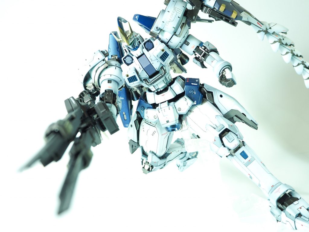 今回はスジボリメインで作成しました。機動力を上げるため、装甲に支障が無い箇所にカーボン素材を使用し軽量化を実現したトールギスⅢという設定で作成しました。