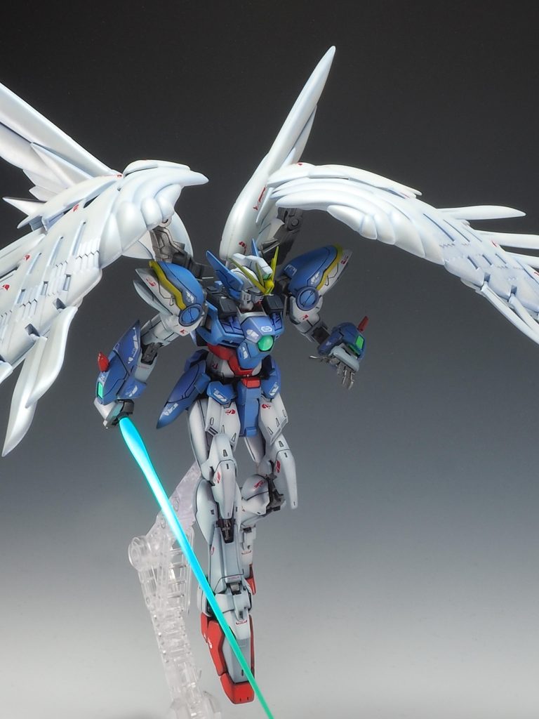 サーベルは蛍光塗料で塗装しているのでブラックライト当てると光ります✨