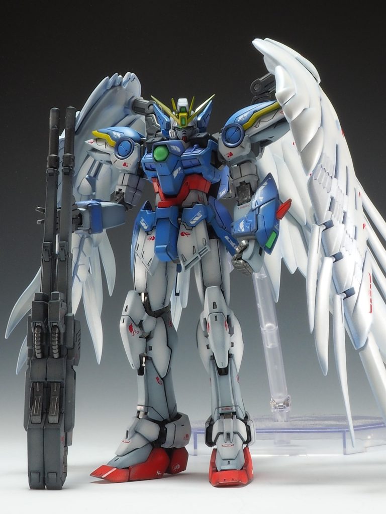 キット自体にあまり手を入れず、ウイング部の小羽をヤスリでシャープにしてみました。塗装はグラデーション塗装で仕上げました。ウイング部は青立ち上げで、その他のパーツは黒立ち上げで塗装しています。白い外装は塗り分けをしっかりして、青い外装はかなり明るめに塗装しました。左腕の関節をネジ切ってしまったので真鍮線と瞬着で補修しています💦外装パーツが上手くハマらなくなってしまいました(T^T)