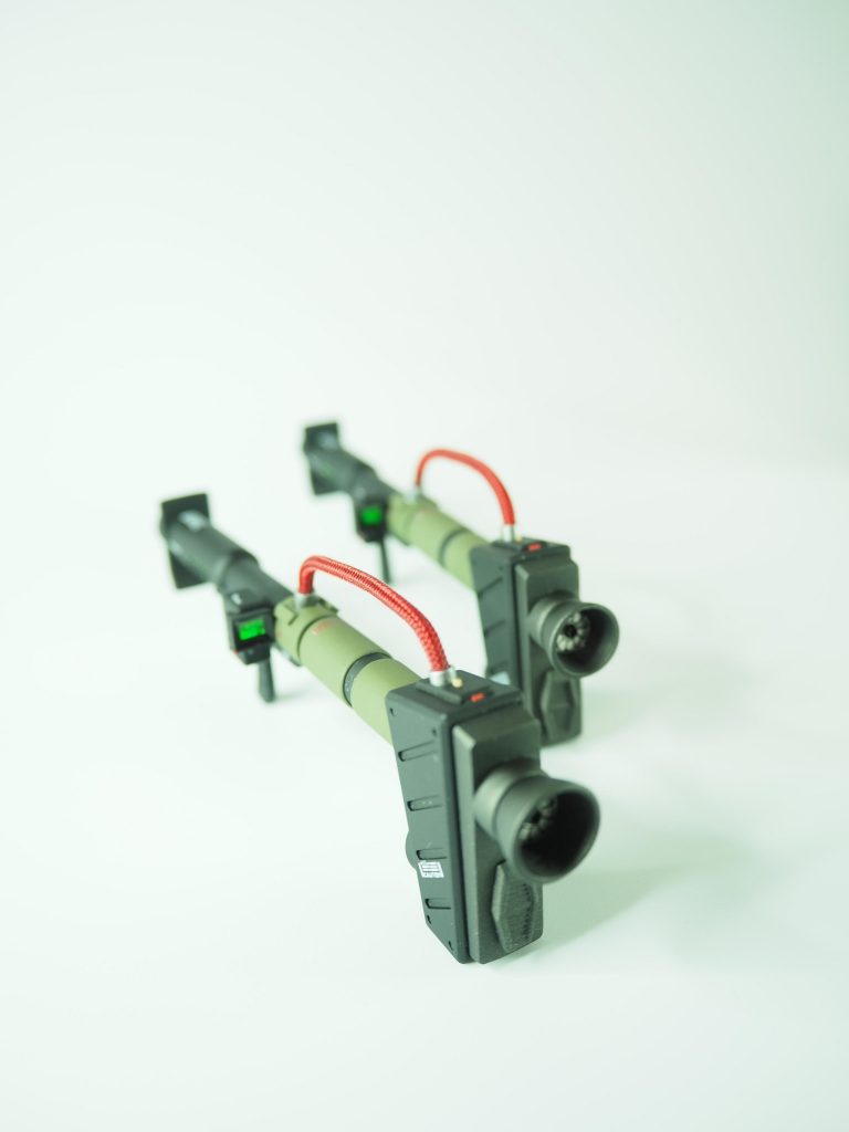 バズーカはこんな感じバックパックと燃料供給を接続しバズーカに追加されたバーニア(内部にエッチングパーツでそれっぽい作りに)やスラスターから補助的推進力を得られる構造的に作りました。先程も説明したとおり、モニターは透明レジンでコーティングしてます。