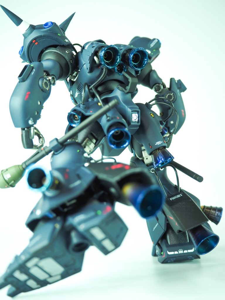 足裏も一応塗り分けてます。バックパックのバーニア横にブースターパイプっぽく見せるために針金を曲げて仕込みました。 バーニアの周りには細く切ったプラ板を巻きつけたりして、ロケットブースターっぽく仕上げてます。そして青焼け塗装。出力を急遽上げたことにより、燃料の供給量が追いつかないので、燃料パイプを外付けという設定で、パイピングしました。