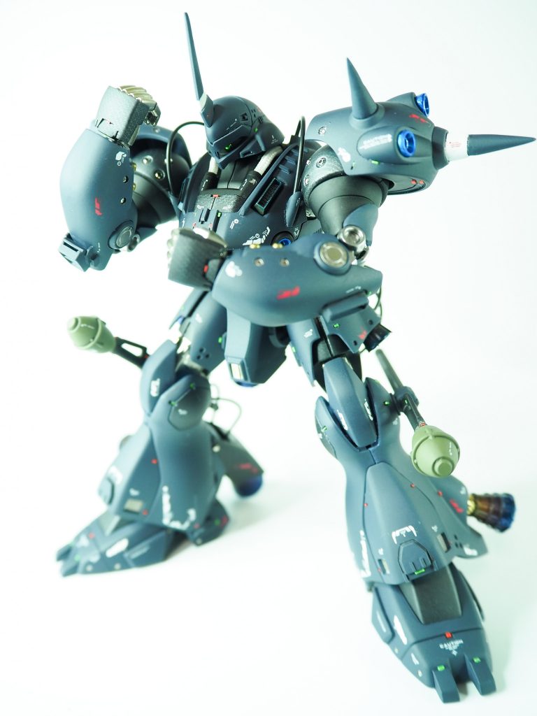 武器が無くなったら軽いフットワークとパンチングで敵を跳ね飛ばし任務遂行を最優先!