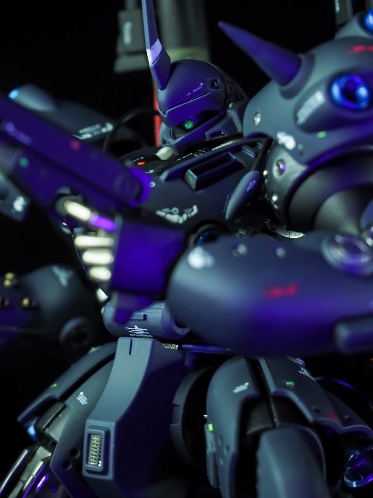 モノアイも偏光レンズを入れてクリアグリーンの蛍光塗料でコーティングしたので、ブラックライトで光ります。その他各色チップも蛍光塗料で塗って全身に貼り付けました。