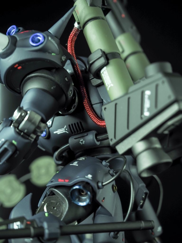 脇腹も開口工作(目立たないけど)開口部分は脛と脹脛に施し、メッシュを裏から貼り付けました。