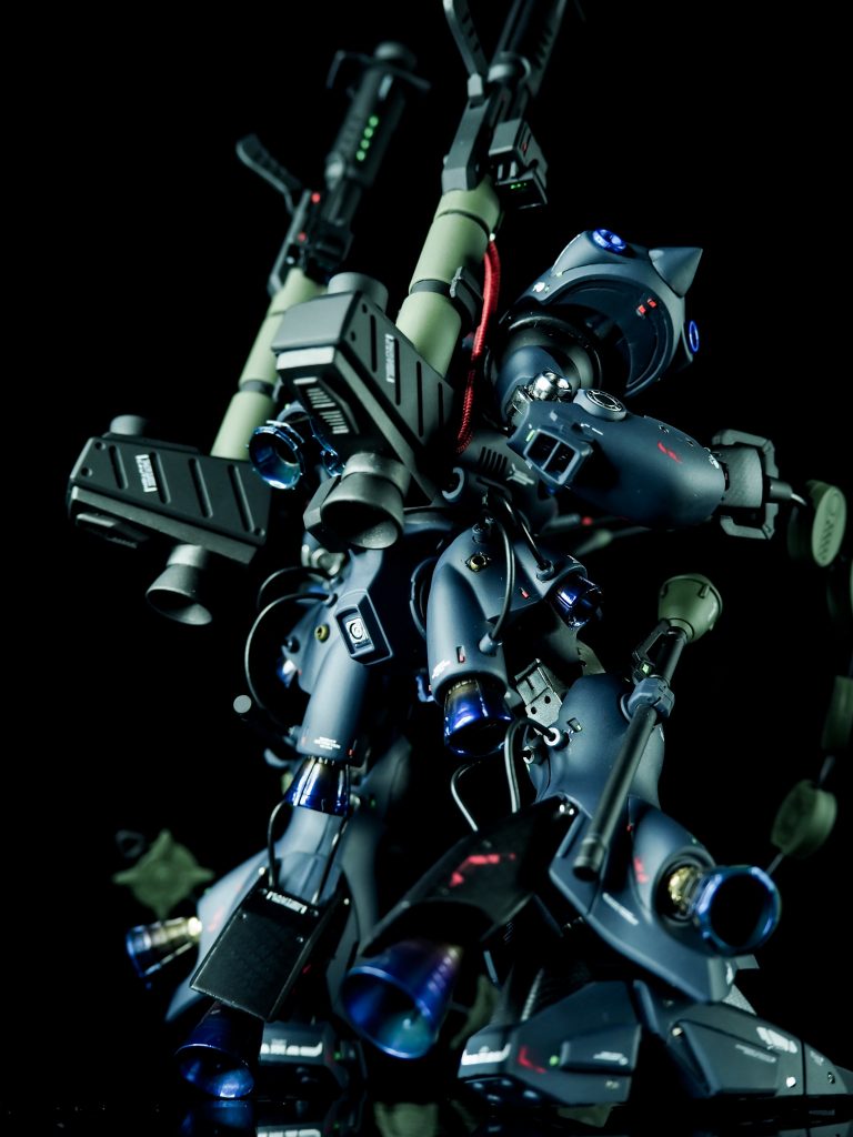 ホバーが可能となったバーニア部分踵のバーニアは、虫ピンとポリキャップを仕込んでるので上下左右に可動可能。また、バズーカにはバーニアやスラスターを内蔵し、バックパックからの燃料供給を受け推進力をさらに強化。バズーカの排気口内にエッチングパーツのスクリューを仕込んでるのでバーニアっぽく仕上げてます。