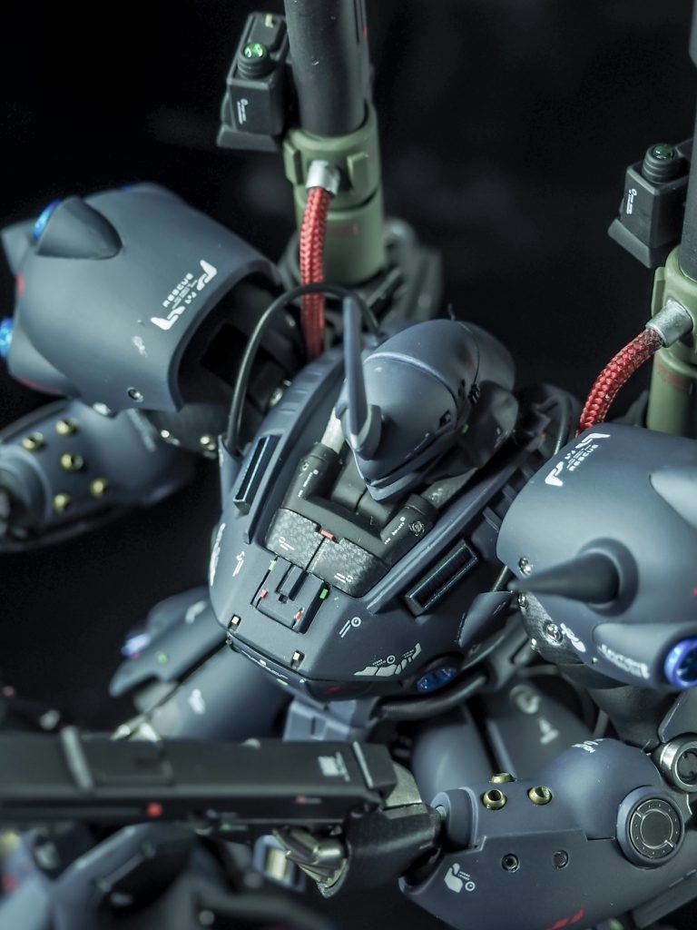 メタルパーツを全身に入れました。カーボン塗装も大分上手くなったと思います。バズーカのスコープには偏光レンズを入れて、モニター部分には偏光シールはってから、透明レジンでコーティングしました。