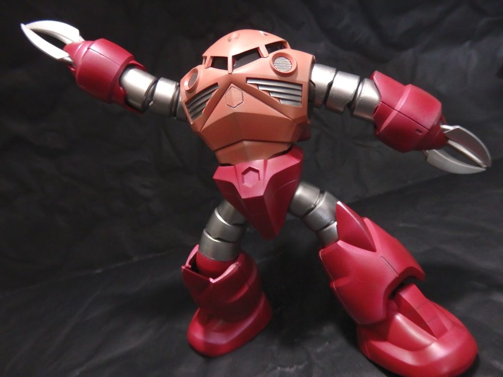 ちなみに、こちらが以前に作成したズゴックです。https://gumpla.jp/hg/581761エアブラシ塗装の練習を兼ねて、シルバーを下地に赤とピンクを塗装していて、僅かながらグラデーションがかかっています。今回この上からクリアカラーを塗装している為、塗装面が均一になっておらず、良い味になっているとかいないとか。