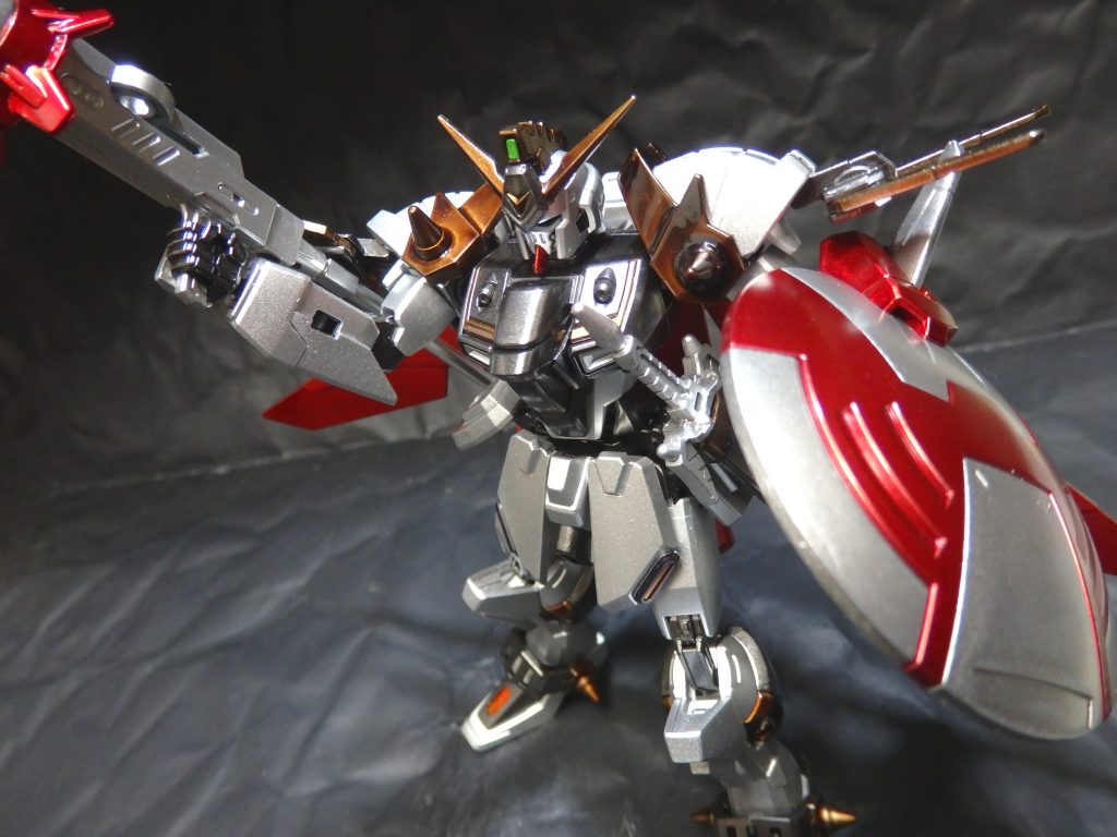 ボールジョイント部も塗装してしまい、関節が固くなっています。無理に動かしたら基部がもげそうです。