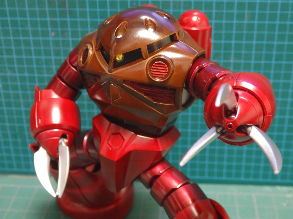 モノアイは文房具屋で購入したシールです。肉眼で見ると、腕と脚はキレイなキャンディ塗装になっているのですが、全体的なバランスを考えると黒かグレーの方が良かったかなと思っています。後日、再びのリペイント、リリペイントするかもしれません。