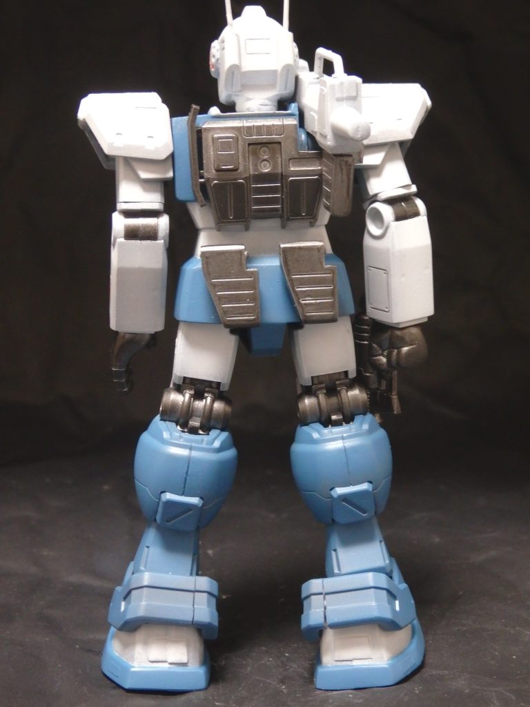 塗装は充電式エアブラシです。下地塗装:ベースグレー(余った塗料を色々混ぜたヤツ)白:MSホワイト(Mr)黒:スターブライトアイアン(g)青:ミディアムブルー(Mr)+スカイブルー(Mr) 7:3位です。頭部メインカメラ部:ガンダムメタリックマーカーブルーデザインナイフのカンナがけで掘り下げてあります。