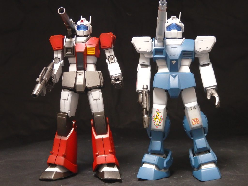 前回作成したジム・キャノンと並べると、全高は同じですが、各部のバランスが違います。顔。デカッ。以前から、旧キットから脚パーツだけ取ってきてHG版を作成した際には、残った旧キットに別の脚部を付けて旧キットも作成したいと思ってました。今回は、元々パーツ取り用で持っていたパワード・ジムの肩と脚がうまく使えて良かったです。